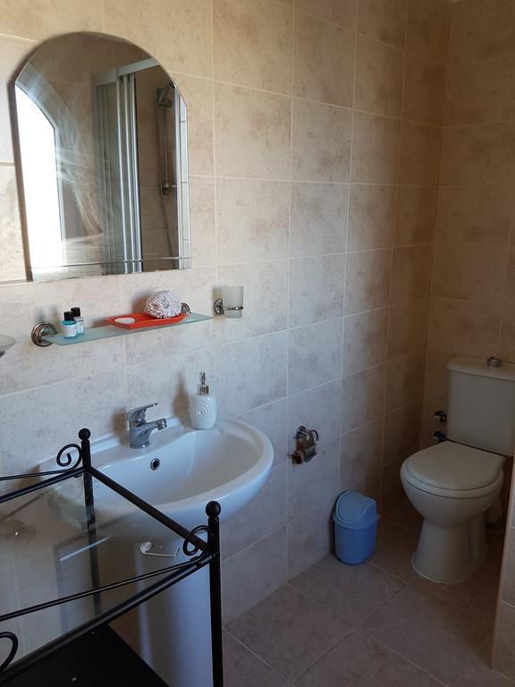 Aphrodite Beachfront Penthouse Apartment Ghaziveran Екстериор снимка